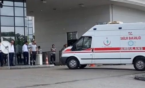 Sağlık Bakanlığı önünde şoför, oksijen tüplerini açarak kendini ambulansa kilitledi: “Bakan gelmezse patlatırım”