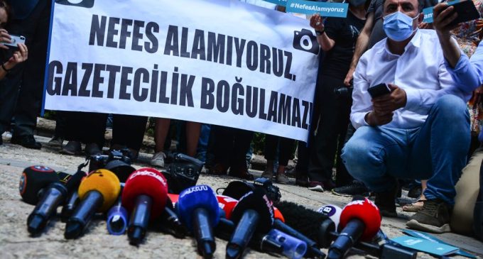 Beş gündür gözaltında tutulan 20 gazetecinin gözaltı süresi dört gün daha uzatıldı