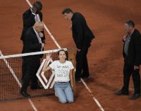Roland Garros’ta iklim eylemi: Sahaya atlayan aktivist kendini fileye bağladı