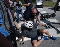 ABD Başkanı Biden gazetecilere el sallarken bisikletten düştü