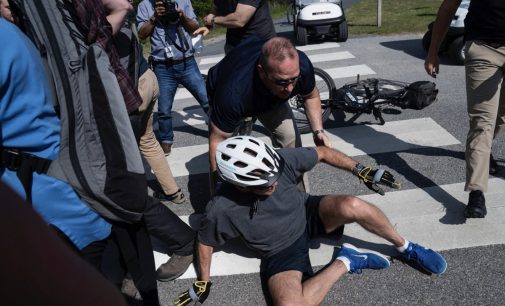 ABD Başkanı Biden gazetecilere el sallarken bisikletten düştü