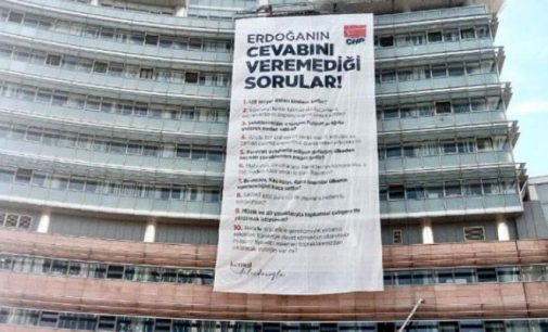 CHP Genel Merkezi’ne “Erdoğan’ın cevap veremediği sorular” pankartı asıldı