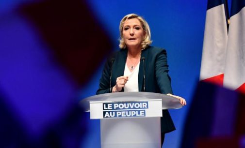 Fransız aşırı sağcı lider Le Pen’e yine yumurta atıldı