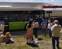 Halk otobüsü tankere çarptı: 11 yaralı