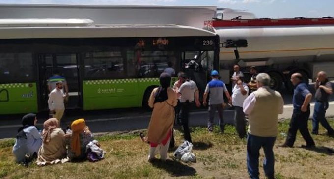 Halk otobüsü tankere çarptı: 11 yaralı