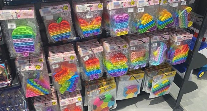 Suudi Arabistan’da gökkuşağı renkli oyuncaklar “eşcinselliğe teşvik” gerekçesiyle toplatılıyor