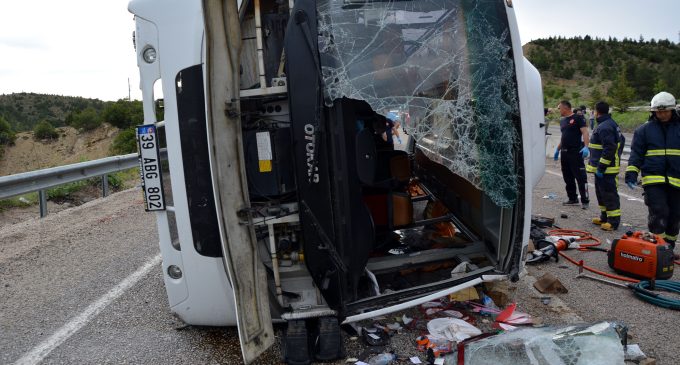 Antalya’da turistleri taşıyan otobüs kaza yaptı: Bir ölü, 22 yaralı