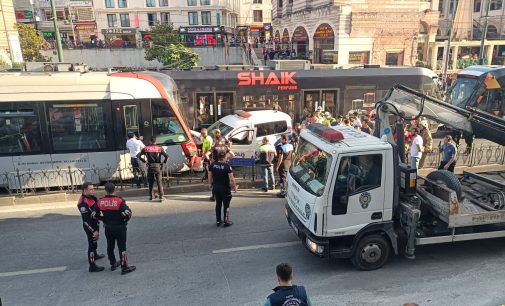 Fatih’te tramvay ile polis aracı çarpıştı: Üç polis yaralandı
