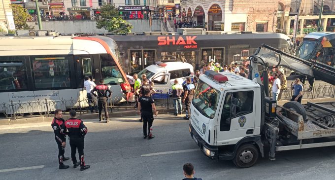 Fatih’te tramvay ile polis aracı çarpıştı: Üç polis yaralandı