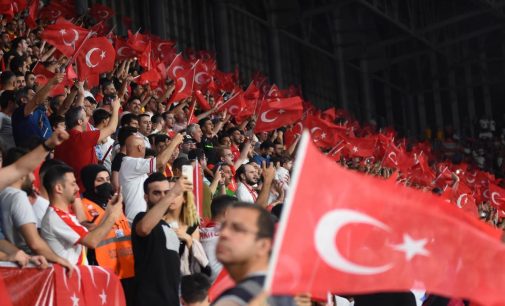 İzmir’deki milli maçta “Ülkede mülteci istemiyoruz” sloganını atanlar gözaltına alındı!