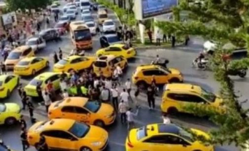 Taksiciler ayakta: Akaryakıt zamlarına karşı yolun ortasında kontak kapattılar!