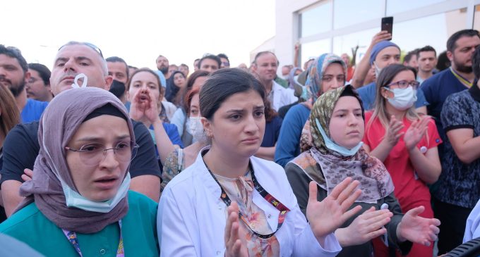 AKP’li yönetici, doktorun ölümünü protesto edenleri hedef aldı: Ne kadar protesto yapmaya hazırlarmış…