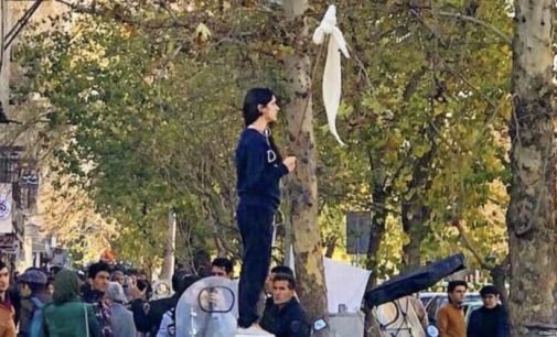 İranlı kadınlardan başörtü zorunluluğuna karşı protesto: #No2Hijab