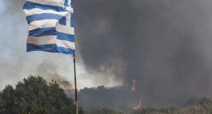 Midilli Adası’ndaki yangın üçüncü gününde: Ünlü tatil bölgesi Vatera tahliye ediliyor