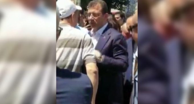 Ekrem İmamoğlu cami çıkışı protesto edildi: Üç kişi gözaltına alındı