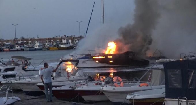 Avcılar balıkçı barınağında yedi tekne alev alev yandı