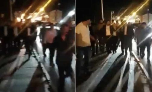 AKP’li Sayan’ın “racon” yürüyüşü gündem oldu: Silahlı kişilerle kent sokaklarında poz verdi