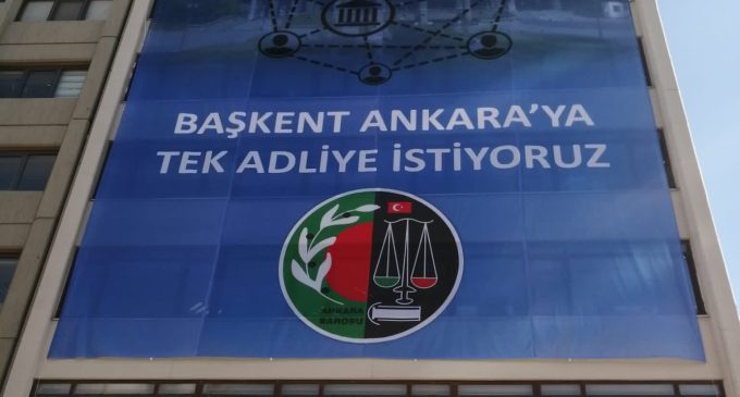 Ankara Barosu’ndan “Başkent Ankara’ya tek adliye istiyoruz” pankartı