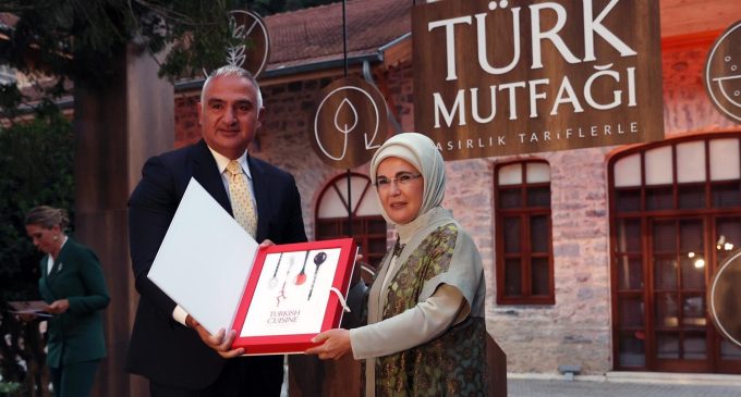 İsraf düzeni: Önsözünü Emine Erdoğan’ın yazdığı yemek kitabı için 1,14 milyon TL daha harcanacak