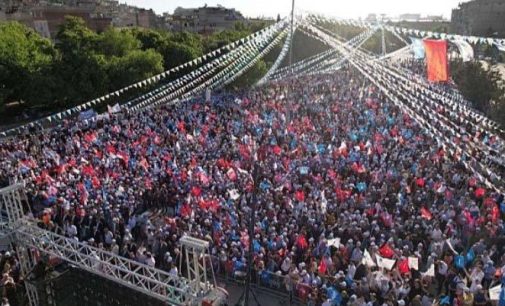 AKP ilçe başkanlığı, tanıtım için DEVA Partisi’nin miting fotoğrafını kullandı