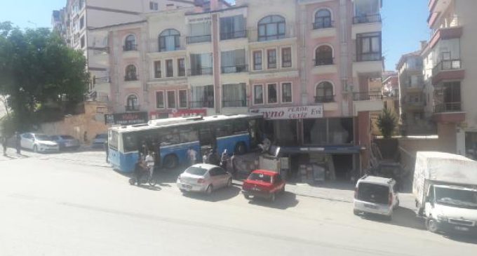 Ankara’da faciadan dönüldü: Freni boşalan özel halk otobüsü binaya çarptı