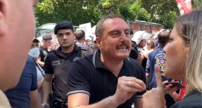 İstanbul Güvenlik Şube Müdürü, sağlıkçıların protesto eylemini takip eden gazetecilere saldırdı