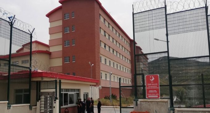 İzmir Harmandalı Geri Gönderme Merkezi’nde işkence iddiası: Baro suç duyurusunda bulundu