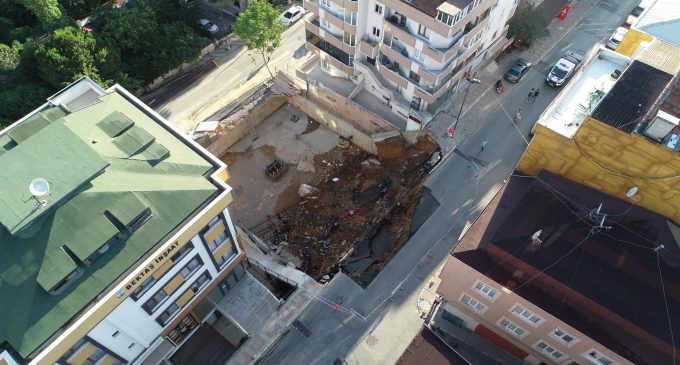 Üsküdar’da inşaatın istinat duvarı çöktü: Çevredeki binalar tahliye edildi