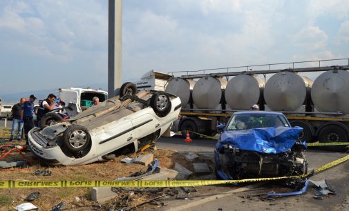 Manisa’da iki otomobil çarpıştı: Üç ölü, iki yaralı