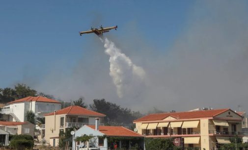 Midilli Adası’nda orman yangını: Alevler evlere sıçradı