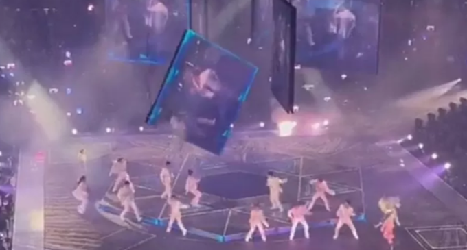 Mirror grubunun Hong Kong’daki konserinde dansçıların üzerine dev ekran düştü