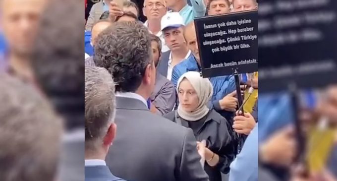 Babacan, Erdoğan’a özendi: Sokakta yaptığı konuşma sırasında prompter kullandı!