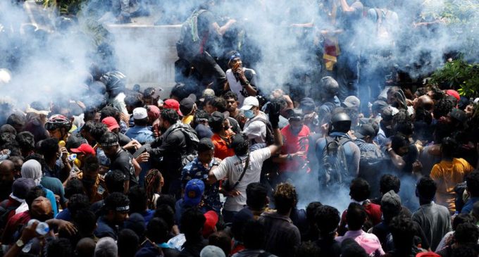 Sri Lanka’da OHAL: Polis göstericilere göz yaşartıcı gazla saldırdı