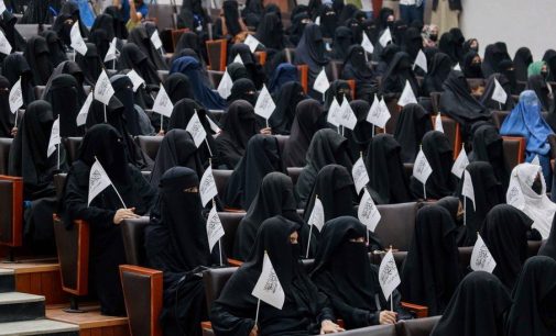Taliban’dan kadın çalışanlara: Yerinize erkek önerin sizi çıkaralım