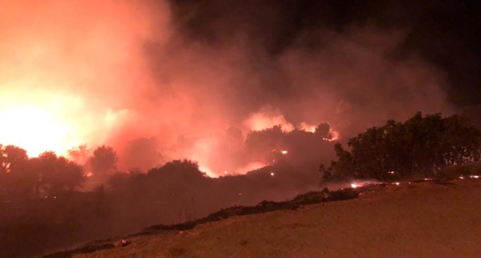 Çeşme’de yangın rüzgarın etkisiyle büyüyor: Tahliyeler başladı
