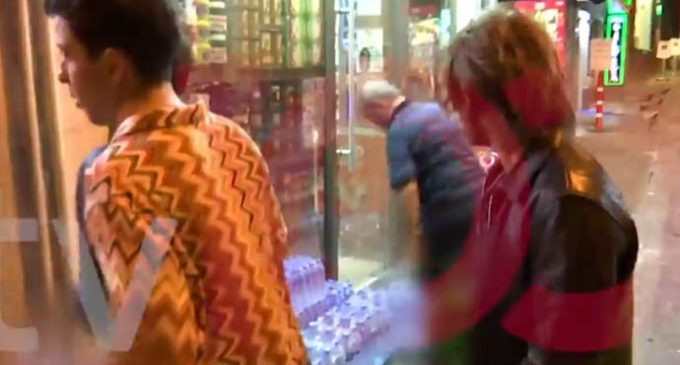 İstanbul’da bir bakkal, dünyaca ünlü rock grubu Arctic Monkeys’i küfrederek dükkanın önünden kovdu