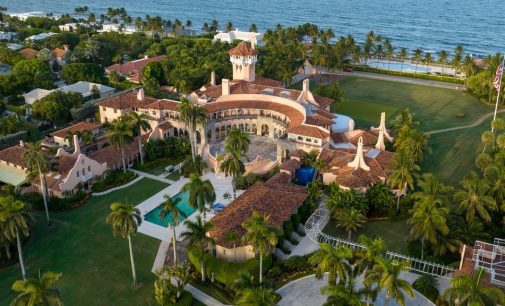Trump’ın Florida’daki malikanesinden 700 sayfalık gizli belge çıktığı açıklandı