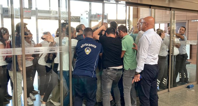 İzmir’de işten çıkartılan belediye işçileri Meclis’in kapısına dayandı