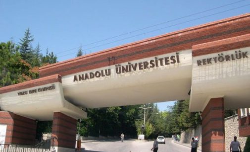 Anadolu Üniversitesi’nde kadın çalışanlara etek boyu ve yırtmaç uyarısı!