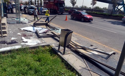 Ankara’da hafif ticari araç otobüs durağına çarptı: İki ölü, bir yaralı