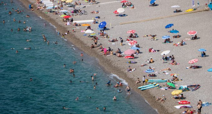 Sıcaktan bunalanlar sahile koştu: Antalya’da deniz suyu sıcaklığı, hava sıcaklığını geçti