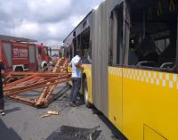 Arnavutköy’de demir yüklü kamyon İETT otobüsünü biçti: Beş yaralı