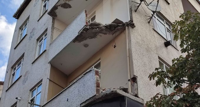 İş cinayeti: Çöken balkonla beraber düşen işçi öldü