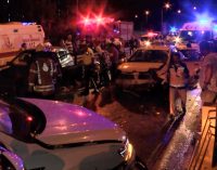 Navigasyonun ters yola soktuğu otomobil taksiye çarptı: Yedi yaralı
