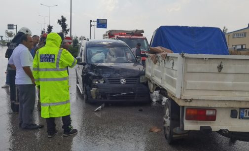 Bursa’da kamyonet ile hafif ticari araç çarpıştı: Dört yaralı