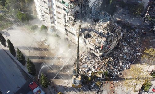 İzmir depreminde yıkılan Cumhuriyet Sitesi davası: Üç eski belediye görevlisinin ikişer yıl hapsi istendi