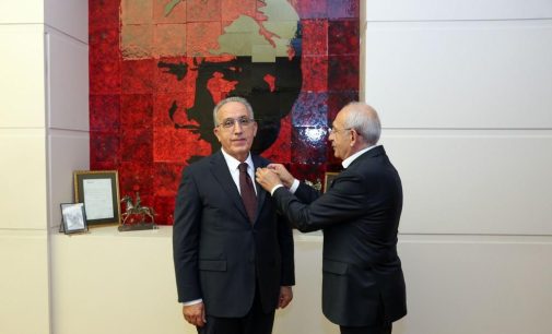 AKP’den belediye başkan adayıydı: CHP’ye katıldı, rozetini Kılıçdaroğlu taktı