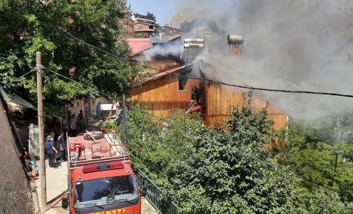 Erzincan’da yangın: Ahşap evden sıçrayan alevler dört binayı daha sardı