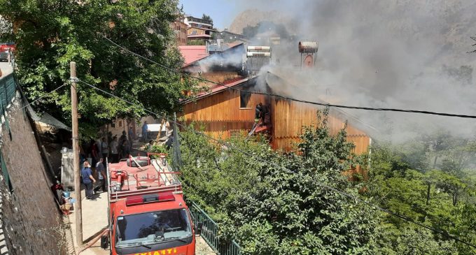 Erzincan’da yangın: Ahşap evden sıçrayan alevler dört binayı daha sardı