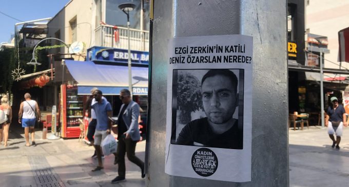 İzmir’de ilan bastırıp işlek sokaklara astılar: “Ezgi Zerkin’in katili Deniz Özarslan nerede?”